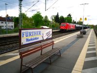 4-185 604 Rhein Cargo mit historischer Bahnhofsbank in Vach 15.04.2024